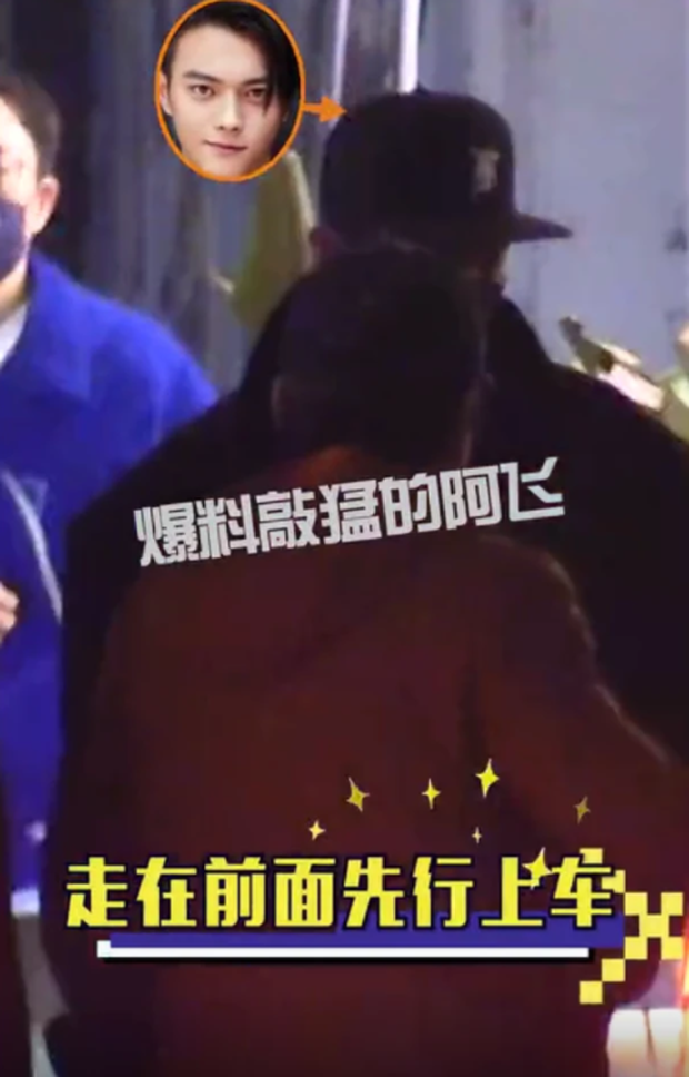 Hứa Khải cẩn trọng khi rời khỏi nhà hàng. Nam diễn viên đội mũ và đeo khẩu trang che kín gương mặt