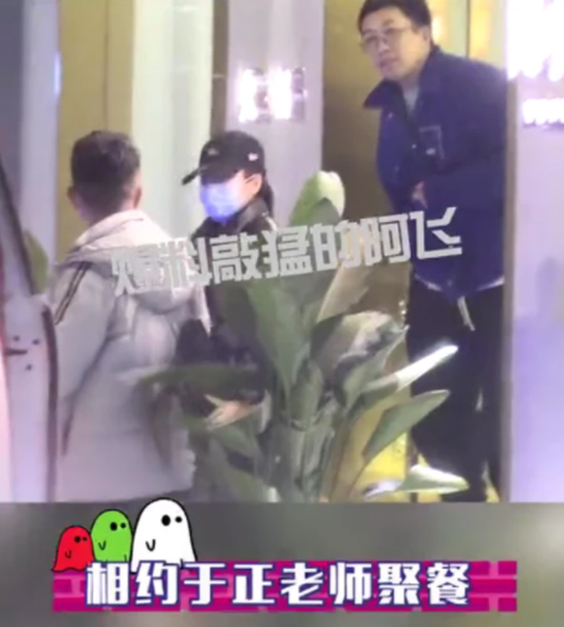 Xuất hiện bên cạnh cô còn có Vu Chính. Trang Sina cho biết, dàn sao vui vẻ trò chuyện, khi chuẩn bị ra về, Baby và Vu Chính còn nói chuyện khá lâu trước khi tạm biệt