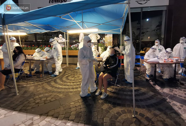 Nhân viên y tế xuyên đêm lấy mẫu cư dân sống tại Chung cư 88 Láng Hạ (Ảnh: Phương Thảo)