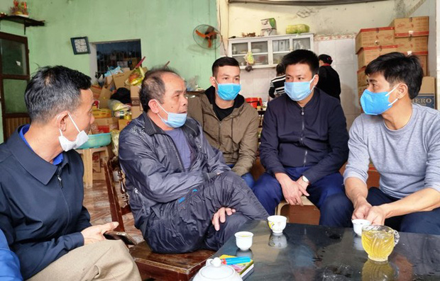 Hàng xóm chia sẻ với người thân của 2 nạn nhân xấu số