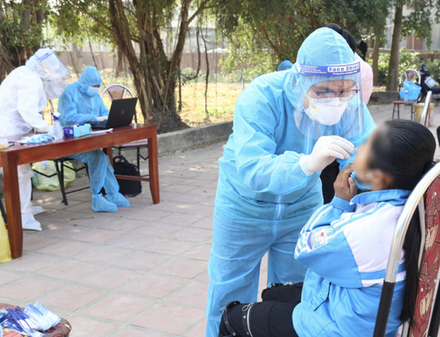 Lấy mẫu xét nghiệm tại tâm dịch Đông Triều