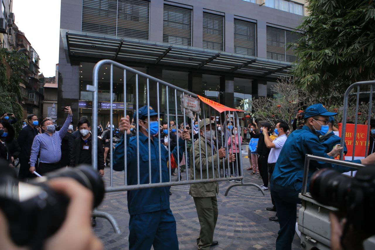 Đúng 17h chiều nay 5/2, chung cư 88 Láng Hạ đã được dỡ bỏ cách ly y tế sau khi toàn bộ mẫu xét nghiệm tại tòa 88 Láng Hạ đều âm tính.