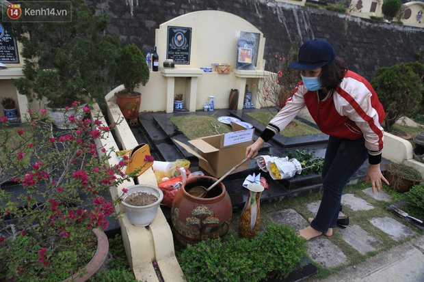 Năm nay do dịch Covid-19 phức tạp nên người dân đi tảo mộ cũng có ý thức đeo khẩu trang để phòng chống dịch