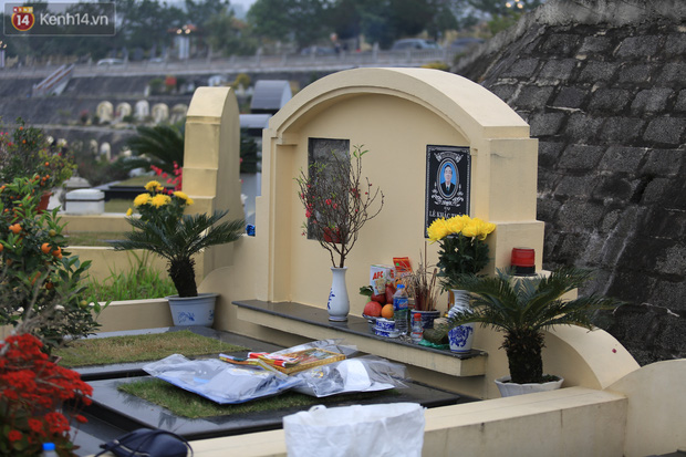 Ngôi mộ có cả hoa cúc, cành đào và cây quất cảnh. Người dân cho biết, tết là dịp để mọi người tập trung thăm và thắp hương cho tổ tiên. Vì thế ai cũng muốn cành đào chậu quất lên đặt cho có không khi tết.