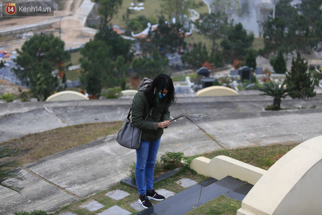 Hình ảnh người dân tập trung đi tảo mộ, thắp hương tỏ lòng thành kính với ông bà tổ tiên ngày cuối năm