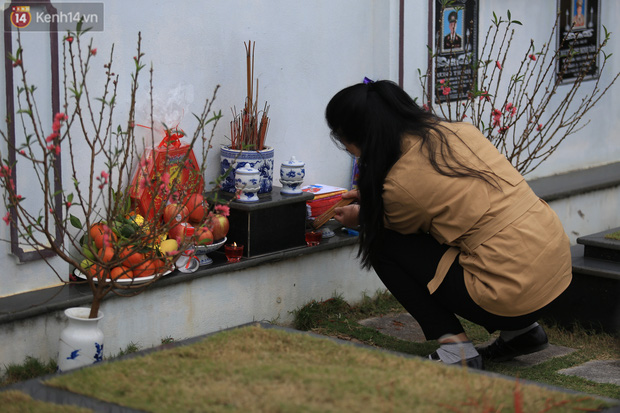 Nhiều người khác thì mang cành đào