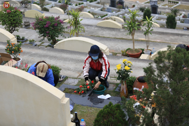 Nhiều người mang hoa hồng, hoa cúc đến bày biện trên bàn thờ tổ tiên