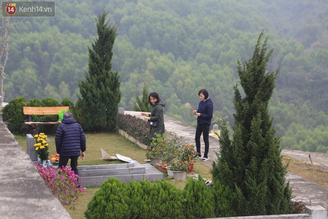 Dịp tảo mộ đã thành phong tục, trước mồ mả tổ tiên, con người ta luôn phải thành kính để tổ tiên chứng giám. Tại đây con cháu sẽ báo cáo kết quả một năm qua của gia đình và mời tổ tiên, ông bà về ăn Tết