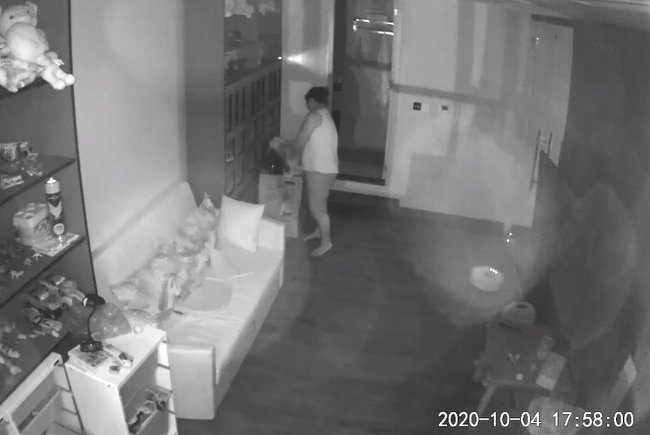 Lợi dụng sơ hở của chủ nhà, nữ giúp việc theo giờ được cho là đã lục lọi túi xách của chủ nhà và trộm tài sản chỉ trong chưa đầy 1 phút.