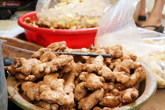 Một số hộ dân trong xóm hành tỏi còn nhận thêm gừng về cạo dịp Tết để giao lại cho các cơ sở làm bánh mứt bán ra thị trường. Chị Hằng cho biết mỗi ký gừng cạo sạch có giá 5.000 đồng, đỡ bị cay mắt hơn bóc hành tỏi