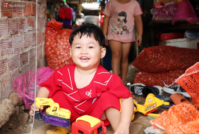 Anh Tú (gần 3 tuổi) là con trai của Nhi và chồng, hiện bé chỉ biết quanh quẩn ở nhà cùng mẹ trong xóm trọ nghèo