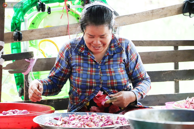 Dẫu cho cuộc sống còn nhiều khó khăn nhưng ai nấy đều vui vẻ đón nhận, họ đều xem cái công việc 