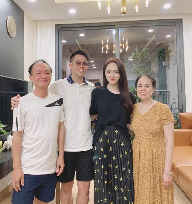 Thậm chí vào cuối năm 2020, Matt Liu còn về nhà Hương Giang để ra mắt bố mẹ. Điều này càng khiến netizen mong chờ đám cưới của cả hai