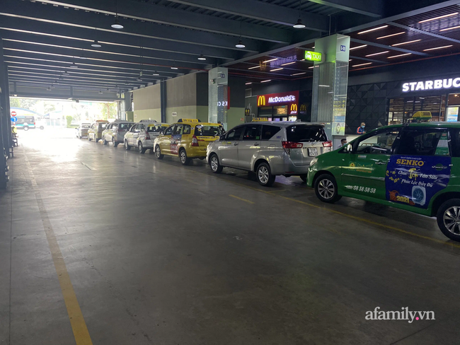 Xe taxi ở sân bay xếp hàng dài chờ đợi vì vắng khách.