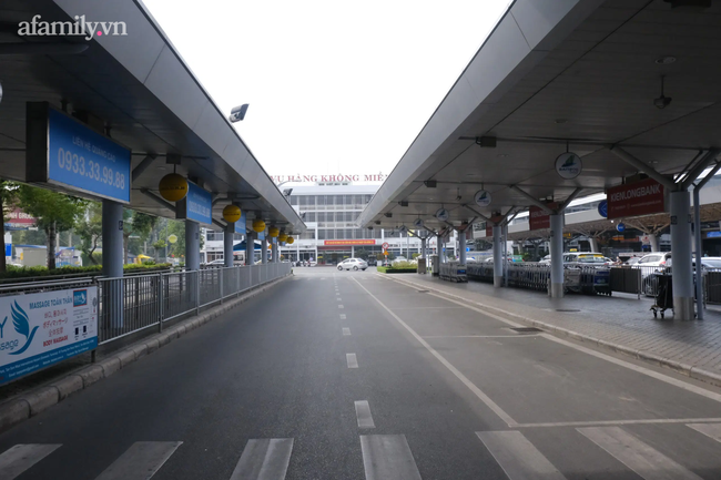 Đường dành cho ô tô chạy vào sân bay Tân Sơn Nhất sáng 7/2.