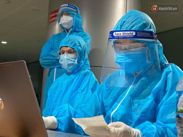 Nhân viên y tế nhập thông tin người lấy mẫu vào máy tính