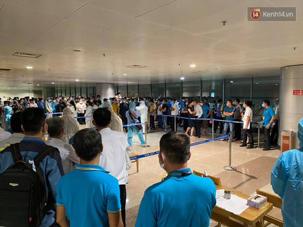 Ghi nhận lúc 21h, cả nghìn nhân viên xếp hàng chờ lấy mẫu