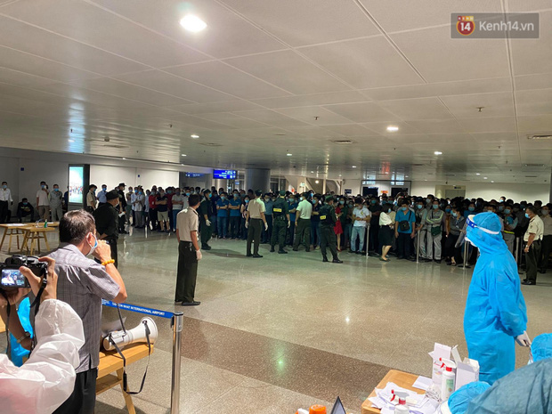 Lúc 21h30, do nhân viên quá đông, sốt ruột mong muốn lấy mẫu sớm để về nghỉ ngơi nên tập trung lộn xộn. Đại diện lãnh đạo sân bay cùng ngành y tế sắp xếp lại, mọi người xếp hàng trật tự chờ gọi tên
