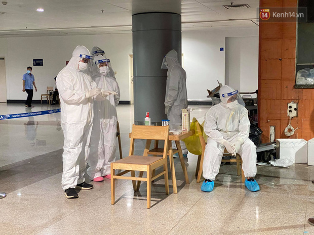 Phút nghỉ ngơi hiếm hoi của nhân viên lấy mẫu trong thời gian chờ sắp xếp lại vị trí, ổn định trật tự