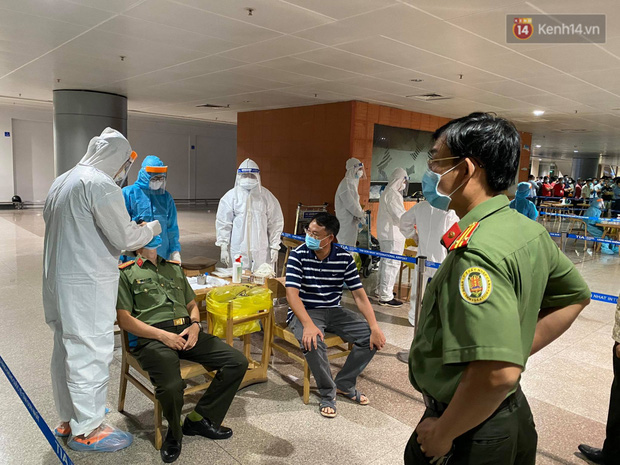 Nhân viên an ninh xuất nhập cảnh được lấy mẫu