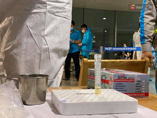 Có tất cả 6 bàn lấy mẫu xét nghiệm Covid-19