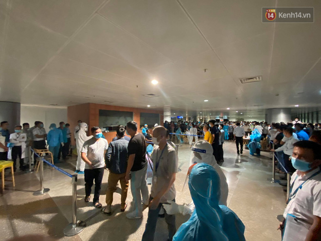 Các nhân viên xếp hàng dài chờ gọi tên lên lấy mẫu
