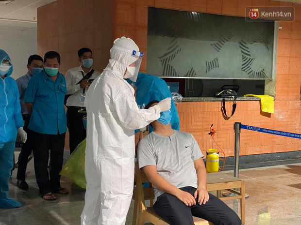 Những người được lấy mẫu là toàn bộ F1 và F2 trong sân bay