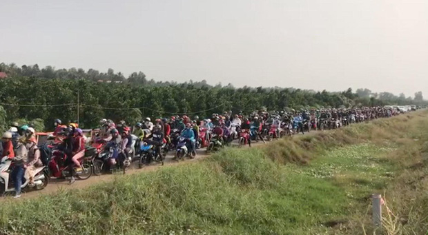 Do QL1A ùn tắc giao thông nên nhiều phương tiện rẽ vào đường nhánh