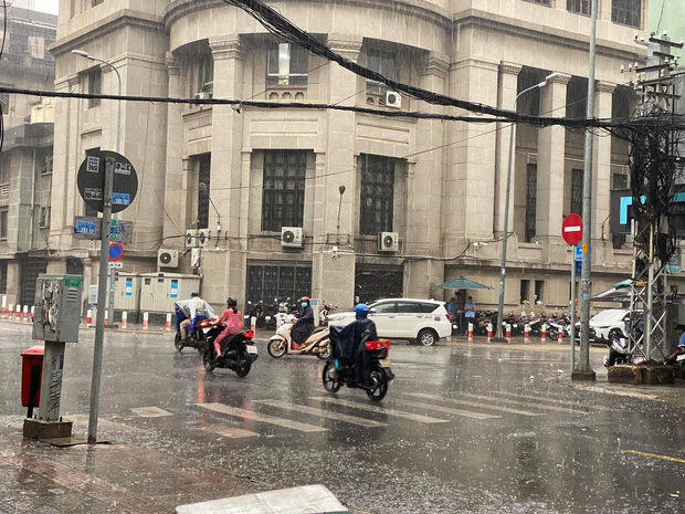 Mưa bất chợt kéo dài hơn 30 phút chiều 27 Tết