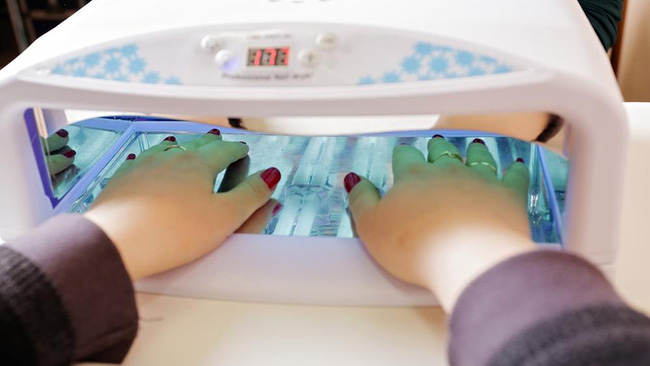 Chiếu đèn UV quá nhiều sẽ làm tổn thương da, tạo điều kiện cho bệnh ung thư da phát triển.