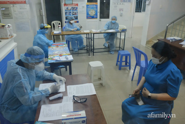 Lấy mẫu xét nghiệm nhân viên sân bay Tân Sơn Nhất tối 7/2.