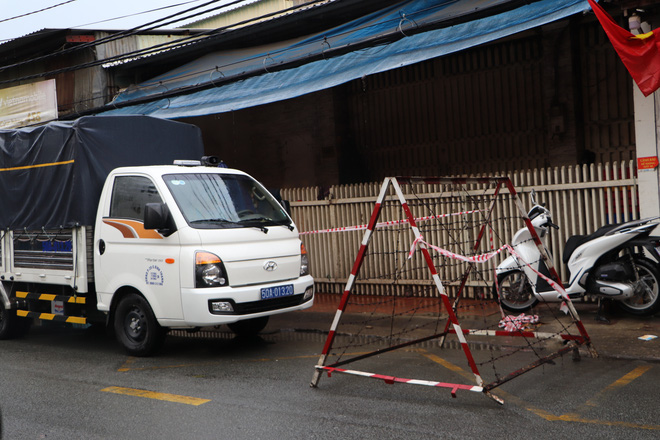 Người dân 2 bên đường đều bị tạm cách ly, căng dây chắn xung quanh