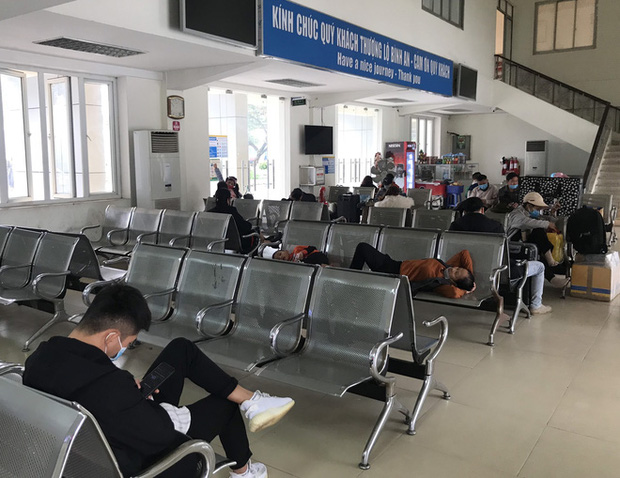 Trong phòng chờ chỉ có khoảng hơn chục hành khách đợi tàu