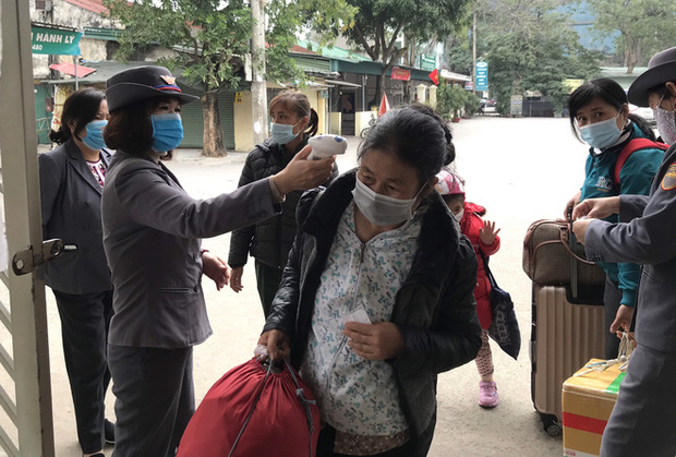 Trước đây khách hàng chen chúc nhau thì nay chỉ còn vài ba khách đến và đi trong những ngày Tết tại Ga Vinh