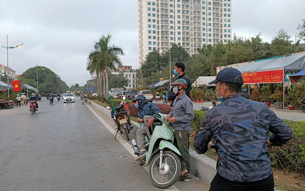 Mỗi khi có một vị khách dừng trước các cửa hàng bán cây cảnh, mọi ánh mắt đều đổ dồn về hướng đó