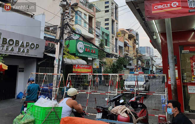 Lối chốt chặn ở 2 đường Nguyễn Trãi - Nguyễn Cư Trinh đều được canh giữ nghiêm ngặt