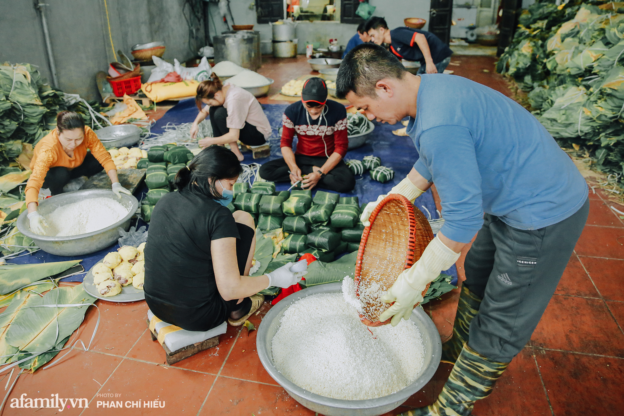 Gia đình chị Nguyễn Thị Tuyết mỗi ngày đưa ra thị trường tới 3.000 chiếc bánh chưng, có tới hàng chục nhân lực làm việc liên tục từ sáng tới tối. Chị Tuyết chia sẻ: 