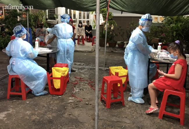 Xét nghiệm COVID-19 cho trẻ em tại một khu vực có bệnh nhân nhiễm bệnh ở TP.HCM tối 8/2.