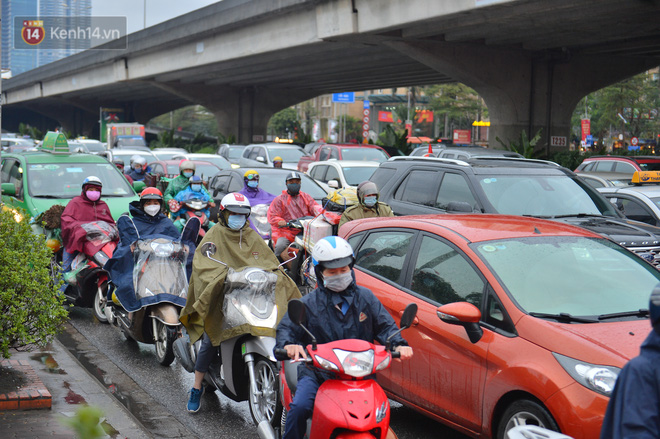 Người dân chật vật, đồ đạc lỉnh kỉnh về quê dưới trời mưa