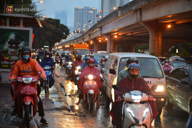 Một số người dân phải đi xe lên vỉa hè để... về nhà nhanh hơn