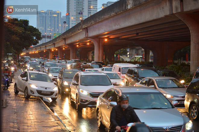 Các phương tiện ô tô đi từ hướng Đại Lộ Thăng Long vừa rẽ lên đường vành đai 3 phải xếp hàng dài để lên cao tốc