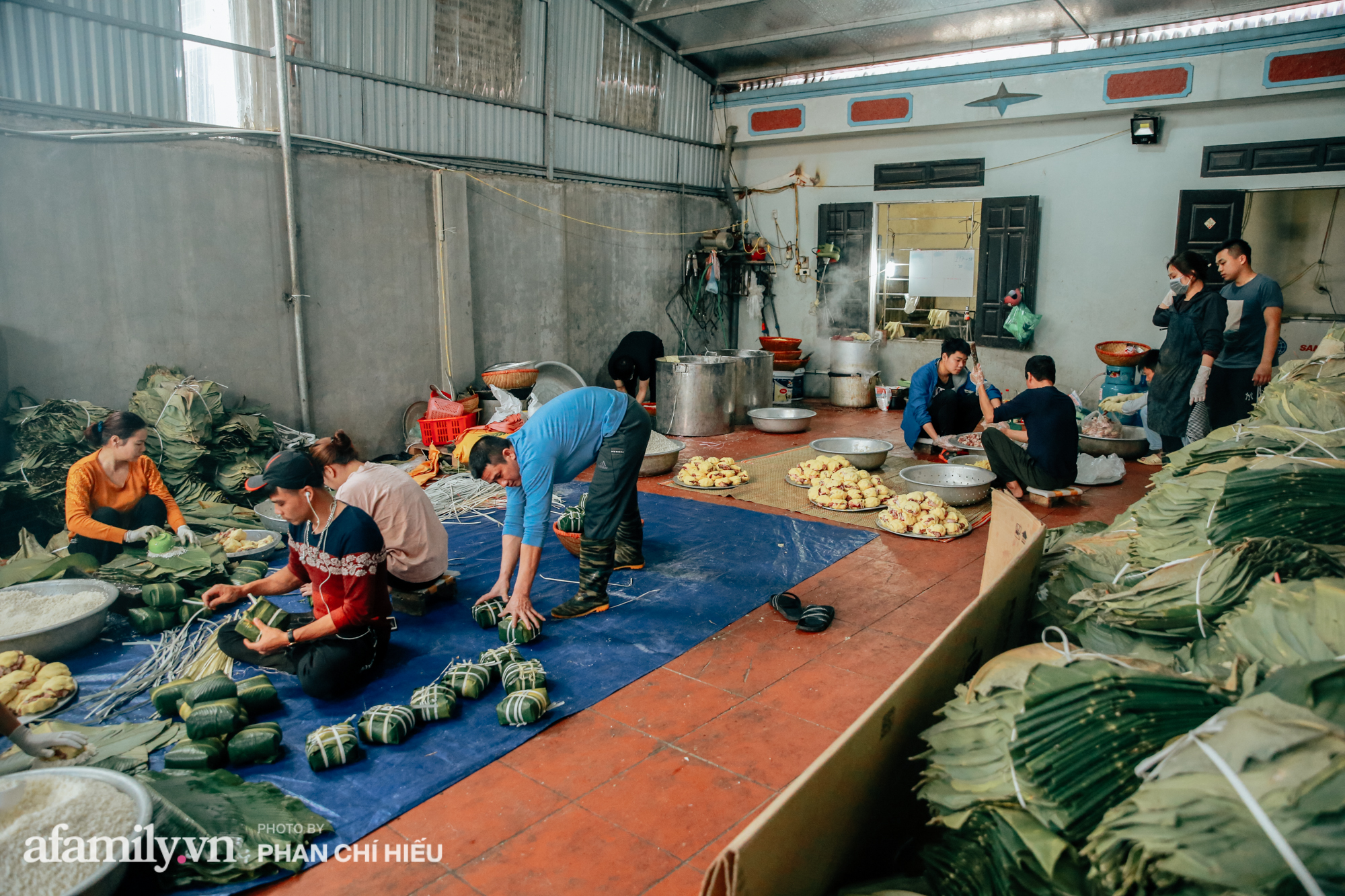 Đến với làng nghề Tranh Khúc (Thanh Trì, TP Hà Nội) vào thời điểm này mới thấy sự hối hả khi vụ bánh lớn nhất năm đã bắt đầu, cả ngôi làng gần như không ngủ, huy động những thành viên trong gia đình vừa gói bánh, vừa chuẩn bị nguyên liệu cho kịp chuyến hàng cuối năm.