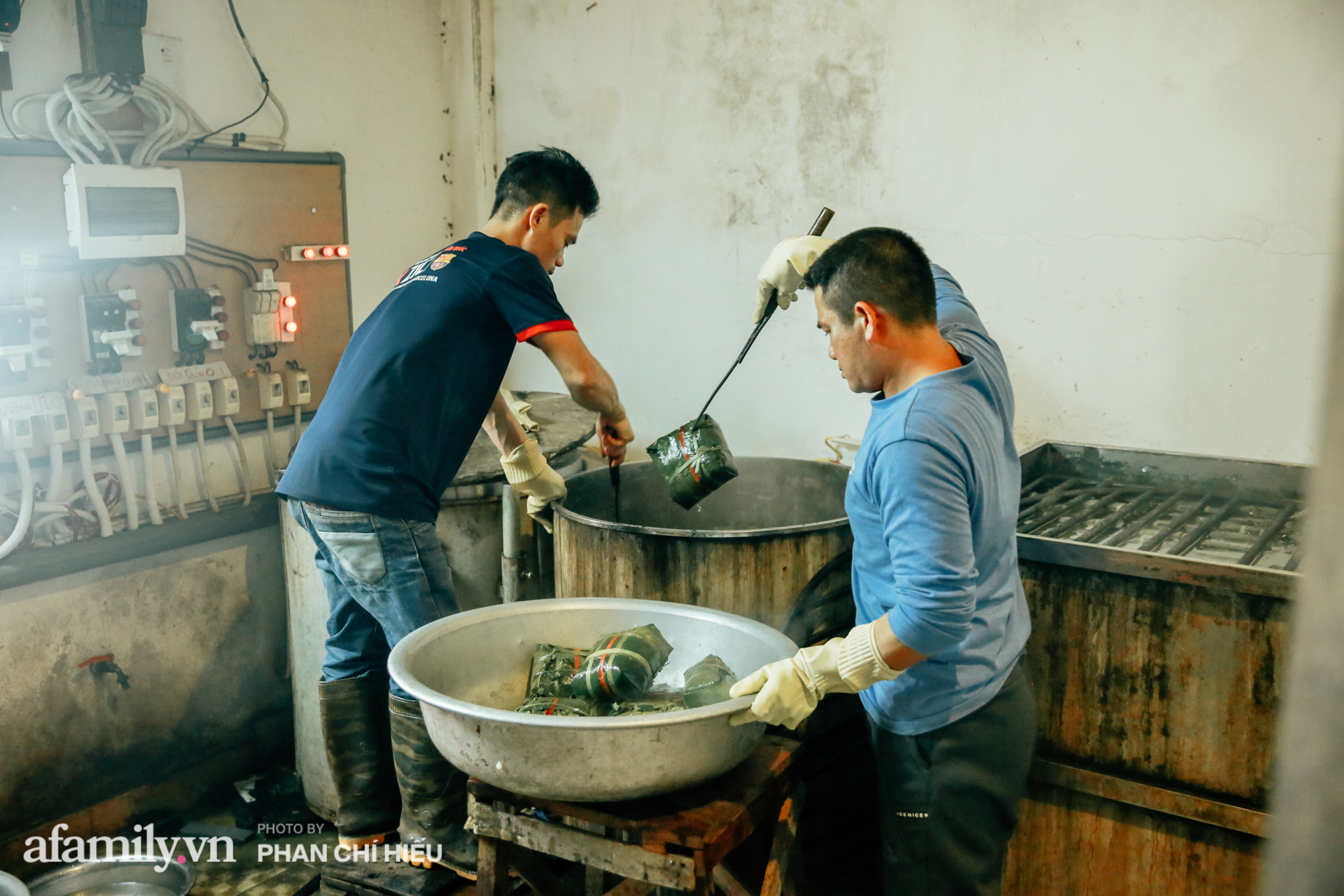 Nói về vệ sinh việc sử dụng điện để luộc bánh chưng sạch hơn nhiều so với luộc bằng than hay củi như truyền thống. Cùng với đó những chiếc nồi điện luộc sẽ làm bánh rền hơn và mỗi khi luộc chỉ cần bật điện và nồi sẽ luộc hàng chục giờ theo lượng nhiệt đã định sẵn, còn dùng than thì sau 7 tiếng là phải thay than một lần.