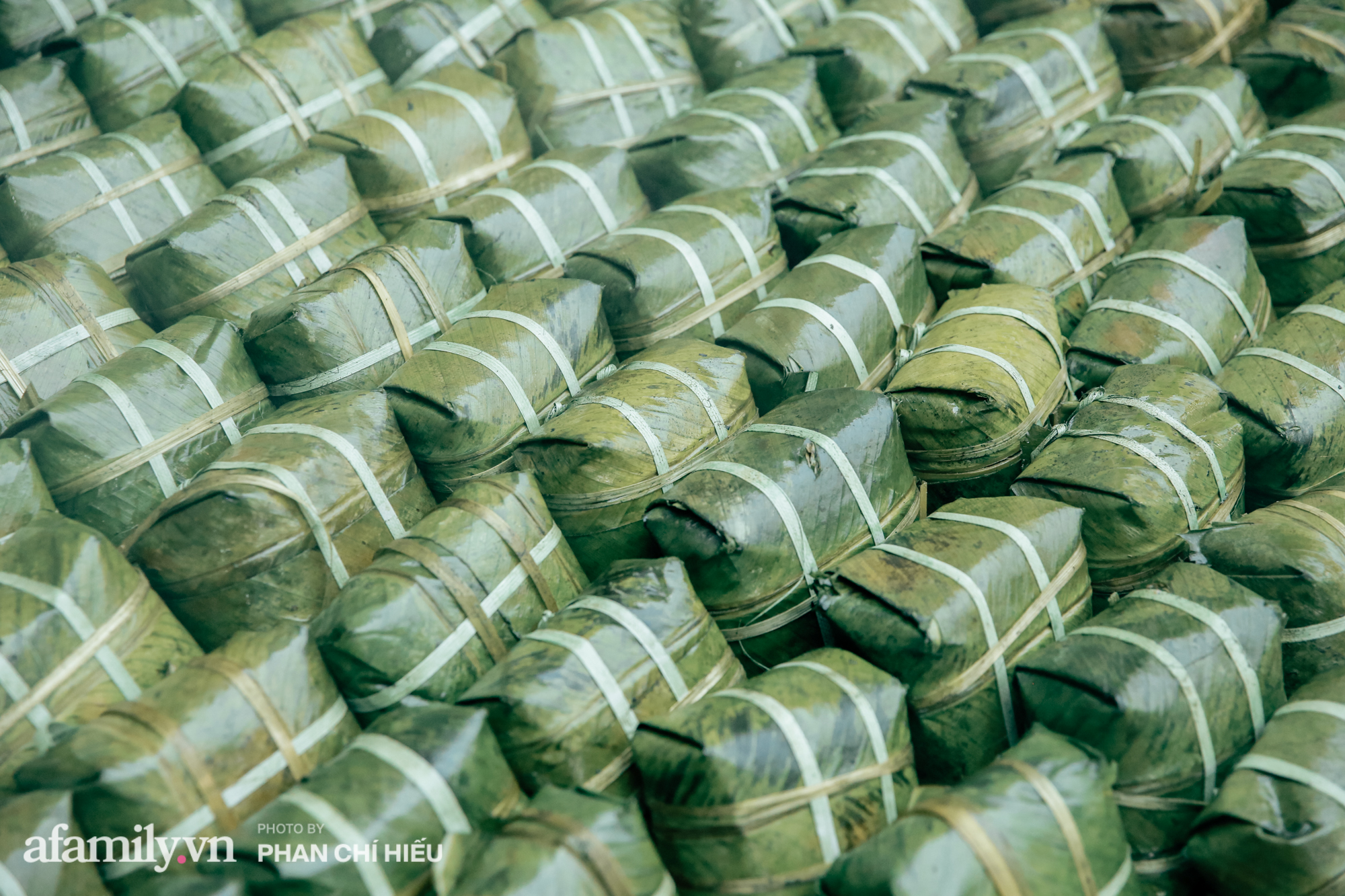 Bánh sau khi luộc được mang ra để nguội tự nhiên trong thời gian nửa ngày sẽ giúp bánh ráo nước và chắc hơn.