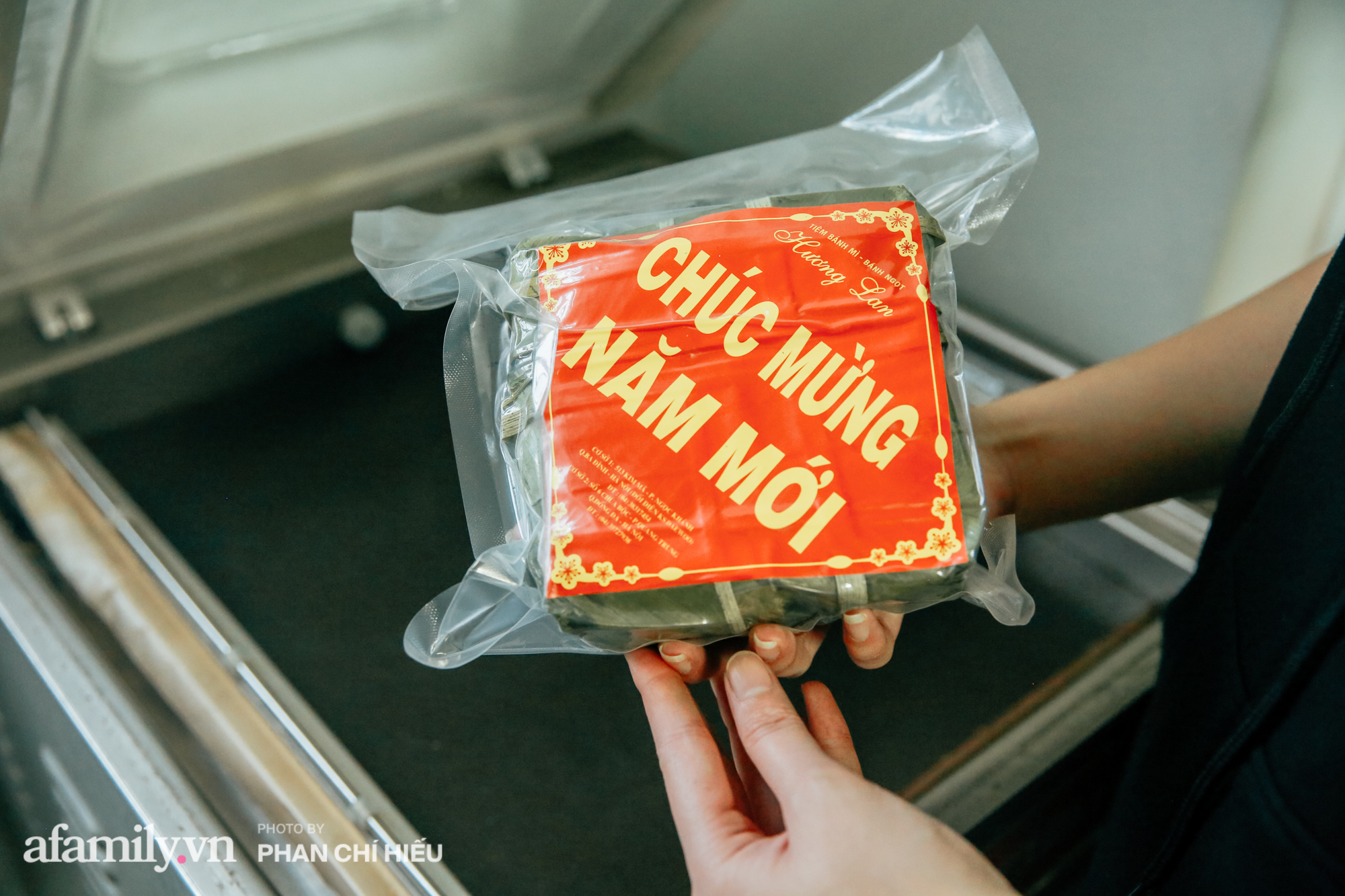 Bánh chưng thể hiện sự đủ đầy, là một trong những món ăn không thể thiếu trong mâm cỗ ngày Tết. Tại chính ngôi làng truyền thống nức tiếng gần xa với nghề gói bánh chưng cứ mỗi mùng 7 tháng Giêng lại tổ chức lễ cúng tổ nghề, đây cũng là dịp dân làng thể hiện lòng thành kính, dâng lên tổ nghề chiếc bánh to nhất làng với cân nặng lên tới vài chục kilogam.