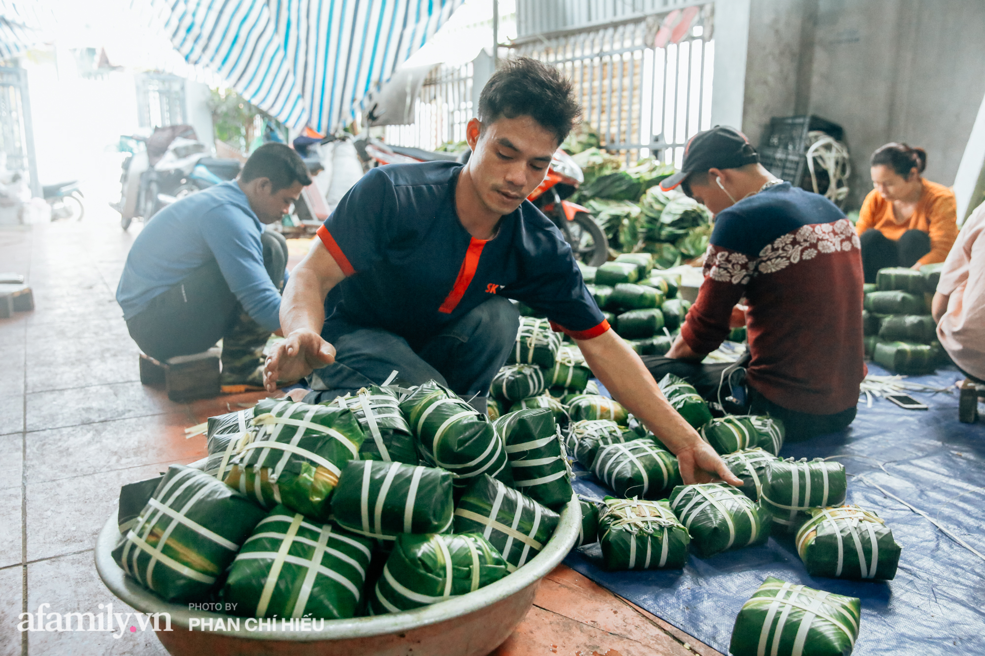 Những chiếc bánh chưng sau khi gói xong sẽ được mang đi luộc, phải mất từ 9 đến 12 giờ luộc liên tục thì bánh mới rền.