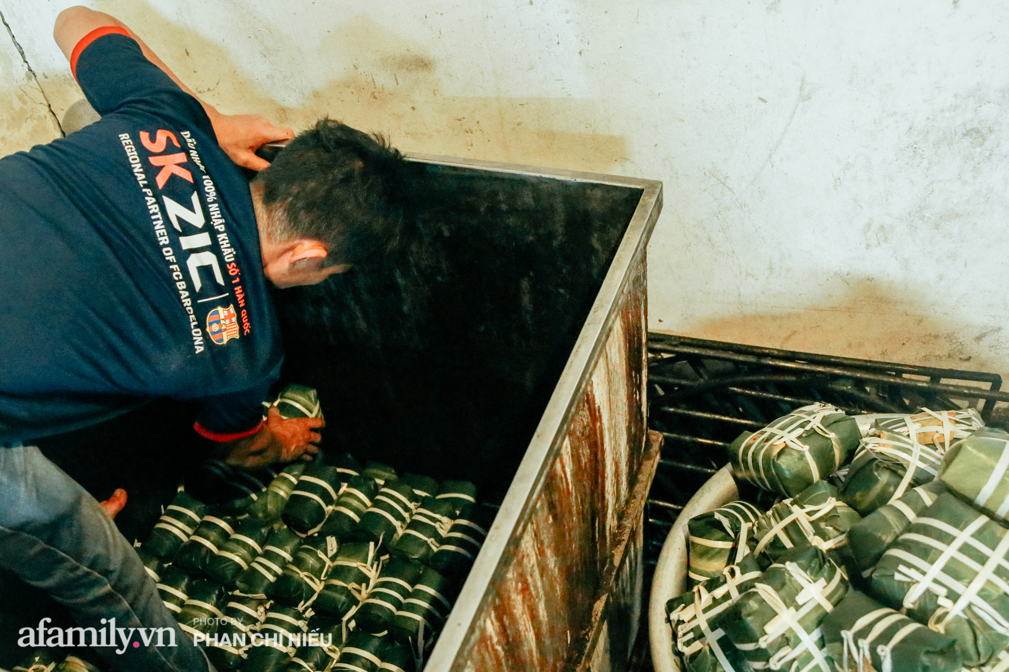 Chắc có lẽ với những đơn hàng lên tới 3.000 chiếc một ngày nên cách luộc bánh cũng không hề giống cách thông thường. Tại những cơ sở luộc bánh chưng, có tới vài chiếc nồi có hình vuông, mỗi chiếc luộc được 1 lúc 400-600 chiếc bánh. Không dùng củi, cũng chẳng dùng than mà dùng hoàn toàn bằng điện.