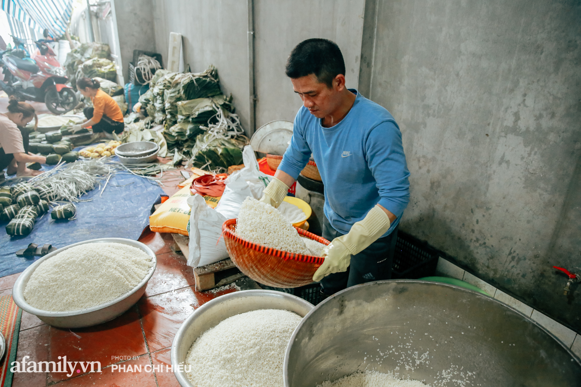 Tại mỗi vùng miền khác nhau bánh chưng cũng sẽ có những cách làm có đôi chút khác biệt, làng nghề Tranh Khúc đều phục vụ một cách đầy đủ, miễn là khách hàng có nhu cầu. Anh Nguyễn Ngọc Sơn từ nhỏ đã làm nghề gói bánh theo nghiệp của gia đình cho biết: 