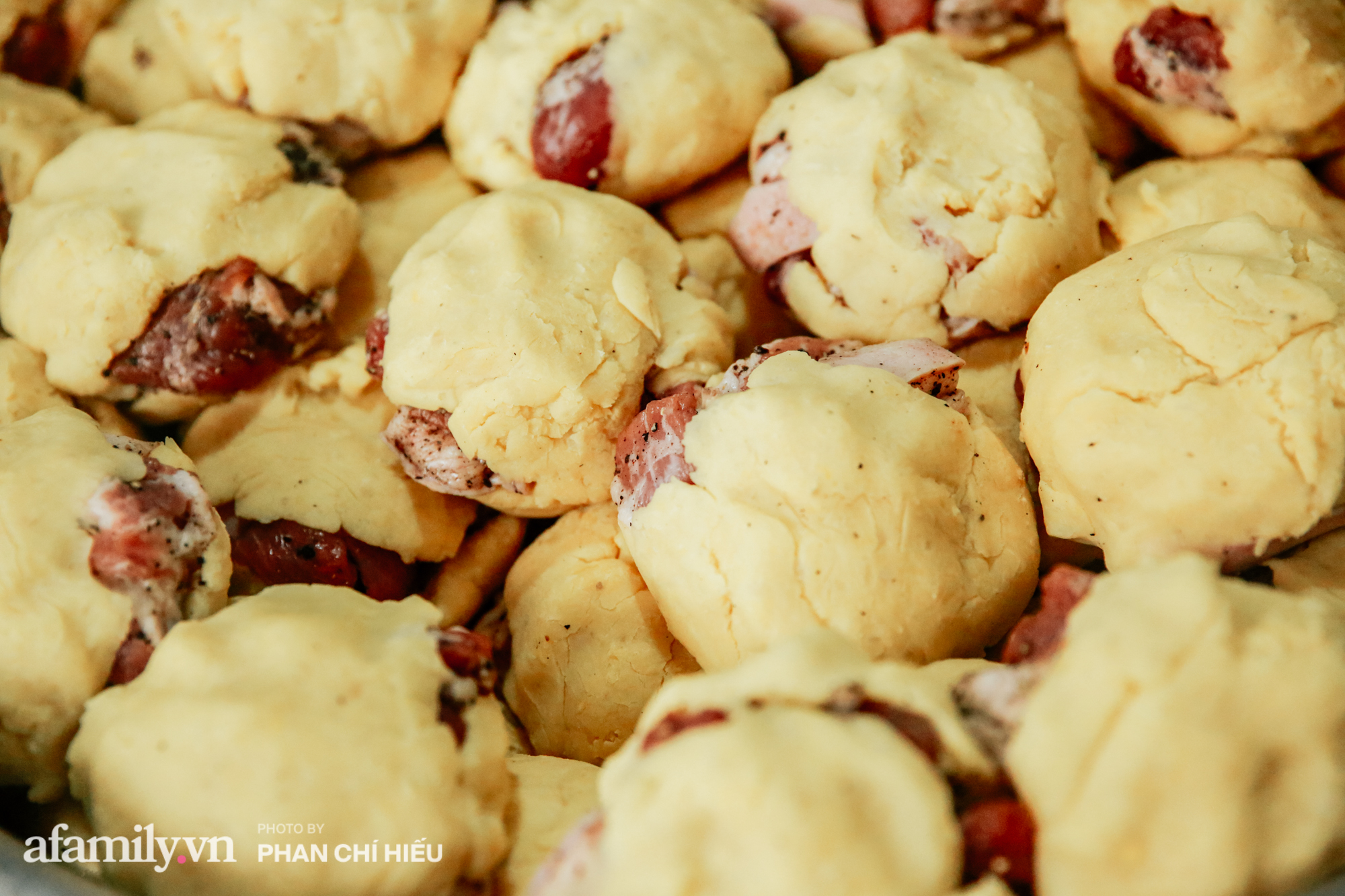 Ở làng nghề việc làm bánh có công thức chung, đều gói bánh bằng lá dong, dùng nguyên liệu là gạo nếp, đậu xanh, thịt lợn để gói thành chiếc bánh chưng. Nhưng để tạo ra được chiếc bánh ngon, đạt đúng chuẩn hương vị của một thứ bánh đại diện cho ngày Tết cổ truyền của người Việt, thì cầu kỳ nhất vẫn là ở khâu chọn nguyên liệu. 