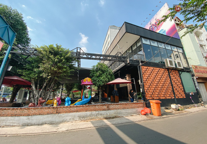 Nhiều tuyến đường lân cận đường Nguyễn Phúc Chu cũng vắng vẻ hơn. Quán cafe đầu đường cũng đã đóng cửa nghỉ